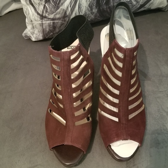 Ankle-strap Sandals - Picture 2 of 4